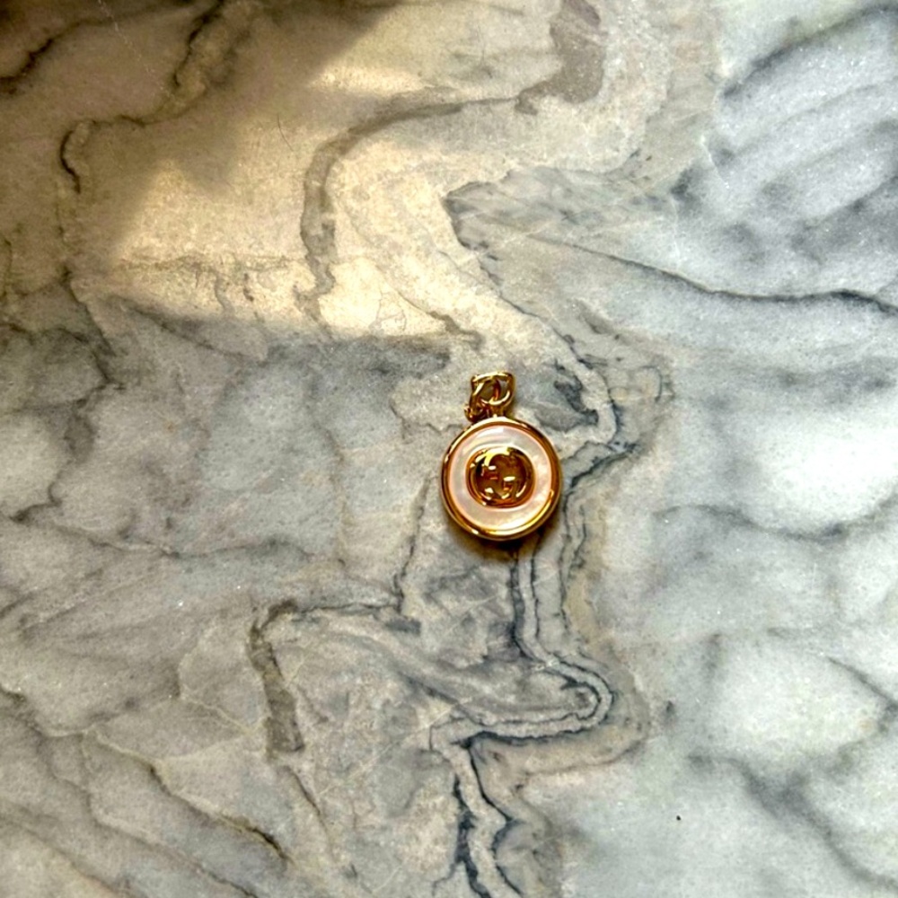 GUCCI GG Circle / Opal Gold Charm